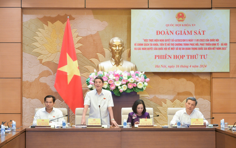 Ủy viên Trung ương Đảng, Phó Chủ tịch Quốc hội Nguyễn Đức Hải, Trưởng Đoàn giám sát phát biểu tại phiên họp